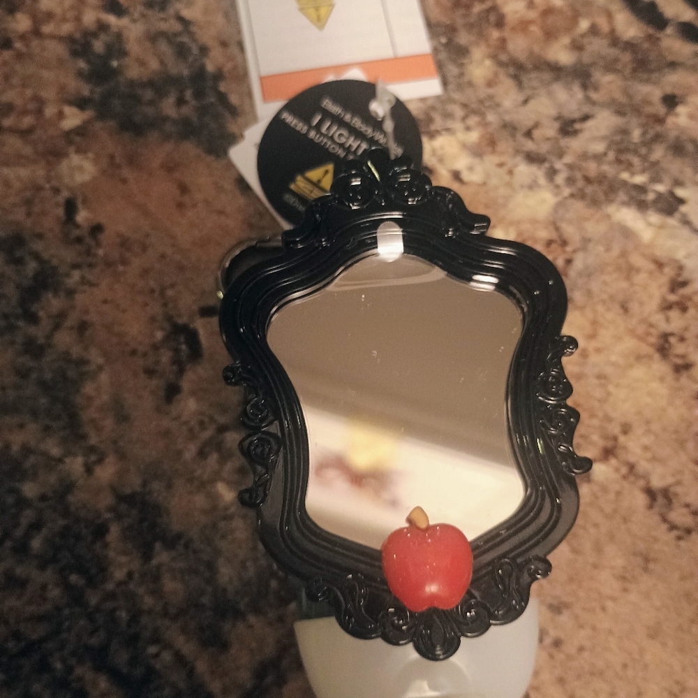 Bath Body Works Disney Evil Queen Mirror Light-UpPocketBac Sanitizer Holder - Picture 5 of 7
